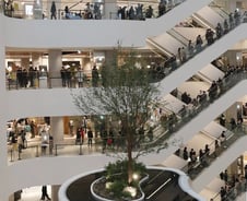 '더현대서울' 쇼핑 인파에 여의도 마비…"주차장까지 40분"