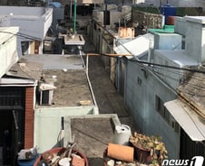 [르포]3층 건물 위 '옥상마을'…지은지 50년, 주민들 붕괴 걱정