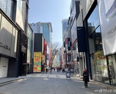 한집 걸러 '임대 현수막' 초토화 된 명동…"장사해서 전기료도 못낸다"