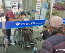 [르포] "엄마 뽀뽀도 하고싶은데"…요양병원 눈물의 면회 재개