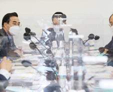 [단독]野도 지원금 정치…"일반업종 100만원↑" 증액 요구