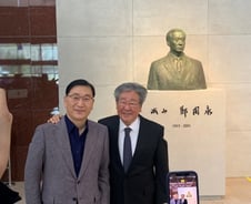 [단독]故 정주영 추모 사진전 찾은 최불암…"젊은세대 겁먹지 말고 도전하라"