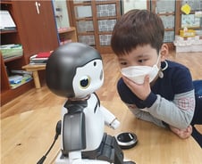 아이들 꿈 현실로...로봇 '리쿠'가 들려주는 구연동화