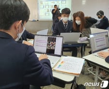 [르포] 학교에서 노트북 수업을?…블렌디드 러닝으로 바뀐 교실 풍경