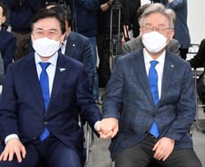 [단독]휴가날 '부산행' 이재명…수행 없이 기차타고 '측면지원'