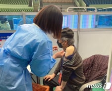 [르포] "염려되는 건 사실이죠"…경남 75세 이상 백신 접종 시작 