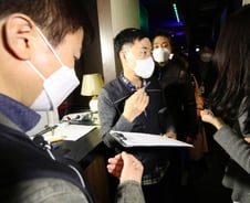 [르포]단속반 뜨자 "영업 끝났다"…문 뒤에선 마스크 벗고 노래중