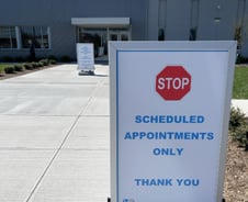 [르포] 보험·국적 중요치 않아…"美, 백신 퍼주려 작정한 것 같다"