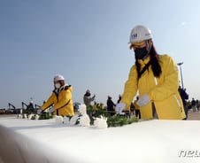 [르포]세월호 선체 앞 유족·추모객 잇단 발길…"진상규명 왜 안되나"