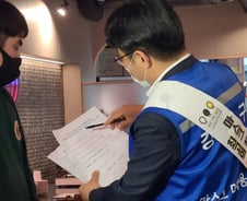 [르포]구청에서 나온 직원들, 긴장한 식당…"5인이상 모임 안돼요"