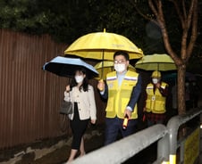 여성 안심 귀갓길 동행한 이정훈 강동구청장 "안전망 구축 최선"