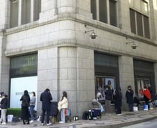 "가격 올린대" 샤넬 매장 수백명 줄…"뒤로 가" 싸움에 경찰까지