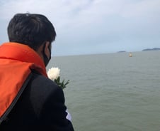 [르포]"아들아, 엄마도 곧 따라갈게"…눈물의 세월호 선상추모식