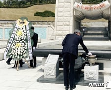 [단독] 노태우 '5·18 영령'에 두번째 헌화했다