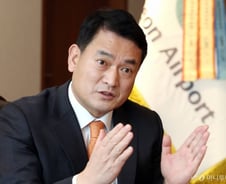 김경욱 인천공항 사장 "빗장 늦게 풀면 허브공항 중국·일본에 뺏긴다"
