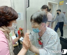 [르포] "어머니, 불효자는 웁니다"…어버이날 요양병원 '눈물 상봉'