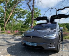 유아인 타던 테슬라 모델X, 윙도어 '문콕' 걱정 없을까? [차알못시승기]