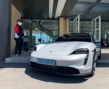 포르쉐 타이칸이 테슬라에게…"전기차의 감성은 이런거야"[차알못시승기]