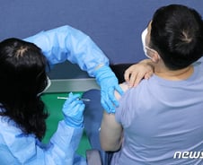 [단독] 근육통 호소 중학생에게 AZ백신 접종한 병원 '황당'(종합)