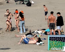 [단독] 거리두기 2단계 첫날, 제주서 노마스크 해변 파티 연 외국인들