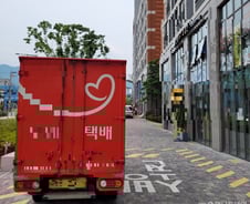 [르포]택배 지상출입 허용했지만…"괜히 죄 짓는 기분, 지하로 배달"