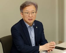 [단독] 권칠승 장관 "소상공인에 국가보증 '무이자 대출' 검토"