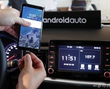 [단독] 네이버 vs 카카오…구글 안드로이드 오토에서 맞대결