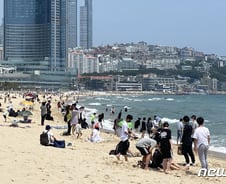 [르포]개장 첫 주말 해운대해수욕장… 초여름 더위에 북적