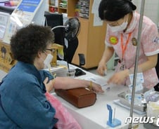 [르포] 부산 60~64세 접종 첫날 '북적북적'…"얼른 목욕탕 가고파"