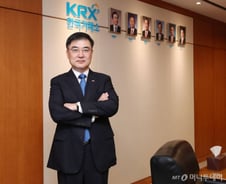 실무진보다 빠르네…시장보다 시장스러운 손병두 이사장