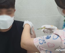 [르포] 30대 남자들 몰렸다…한 번에 끝나는 얀센 접종 첫날