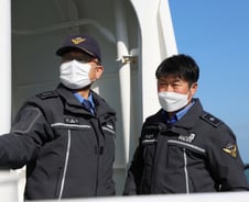 [단독] 규정 어기고 국정원 직원들 '관용헬기 시찰' 시켜준 해경