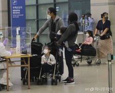 [팩트체크]접종자 부모 동행 6세 미만은 격리 면제…6세 이상은?