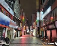 [르포]"1시간 더해도 달라질까"…밤 12시 영업 첫날 부산 번화가 '한적'