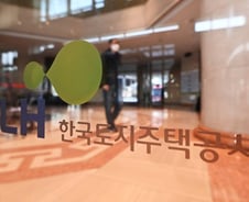 [단독]LH, '임금피크'로 5년내 1000명 짐싼다..인력감축의 절반
