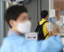 새 변수 떠오른 '델타 변이'…진단키트주 들썩, 여행·항공주 풀썩
