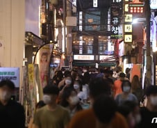 [르포]"아침까지 서비스 넉넉히"…부산 밤샘영업 첫날 '젊은 인파' 몰려