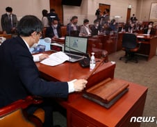 표심 눈치보는 의원들…"차별금지법 처리, 적어도 대선 이후"