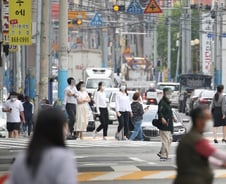 [르포]부산 사적모임 확대 첫날…대부분 3~4명씩 소규모 점심식사