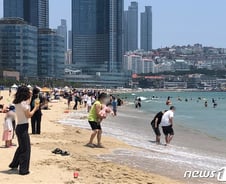 [르포]"시원한 바다로 피서왔어요"…부산 주요 해수욕장 북적