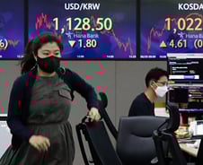 이틀만에 3300 내준 코스피…"경기지표 눈여겨 봐라"