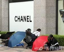 "오늘 사면 100만원 버는 것"…7월 인상설에 300여명 '샤넬런'