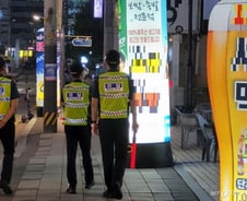 "잠깐 치우면 그만"…확진자 1200명 나온 날, 길거리 술판 여전[르포]