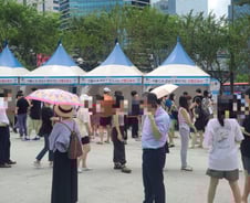 강남역 선별진료소 아침부터 '다섯 겹 대기줄'…2030 몰렸다[르포]