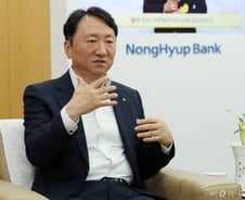 "AI가 암 진단해도 의사 필요…빅테크가 넘봐도 은행은 은행"