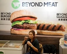 햄버거 이어 치킨까지...미국에서 대세가 된 '가짜고기'