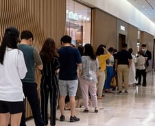 셧다운에도 오픈런은 계속…샤넬·에르메스 매장 수십명 '바글바글'