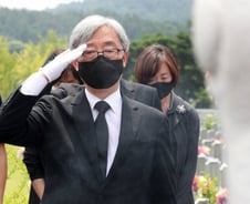 [단독]삼우제 마친 최재형, '미래 먹거리' 행보로 승부