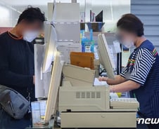 "최저임금 올리면 물가 오르고 일자리 줄어" vs "그때 그때 달라"