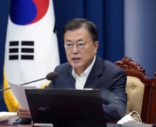 文이 약속한 '최저임금 1만원' 결국 무산···실패한 '소득주도성장'